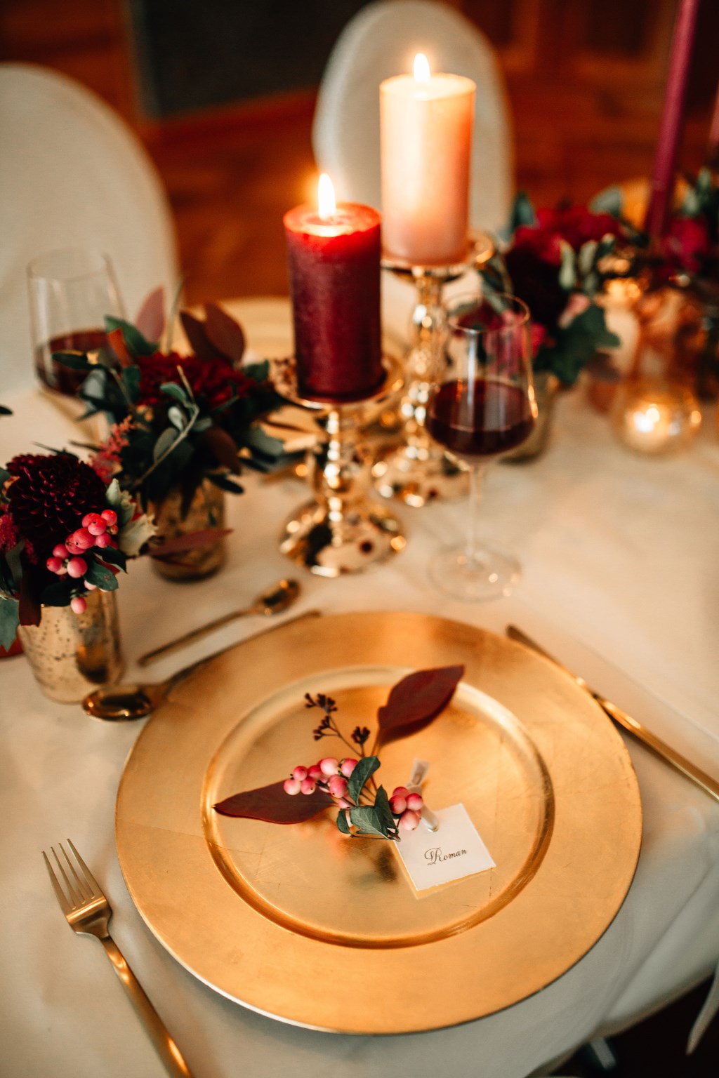 Details der festlich geschmückten Hochzeitstafel